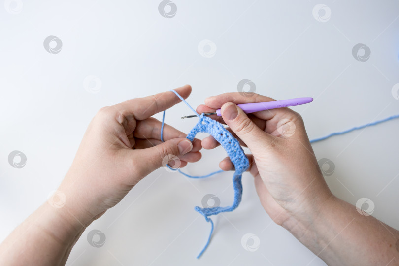 Скачать Вязание крючком своими руками из синей пряжи фиолетовым крючком фотосток Ozero