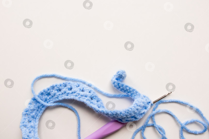 Скачать Синяя пряжа для вязания крючком на белом фоне фотосток Ozero