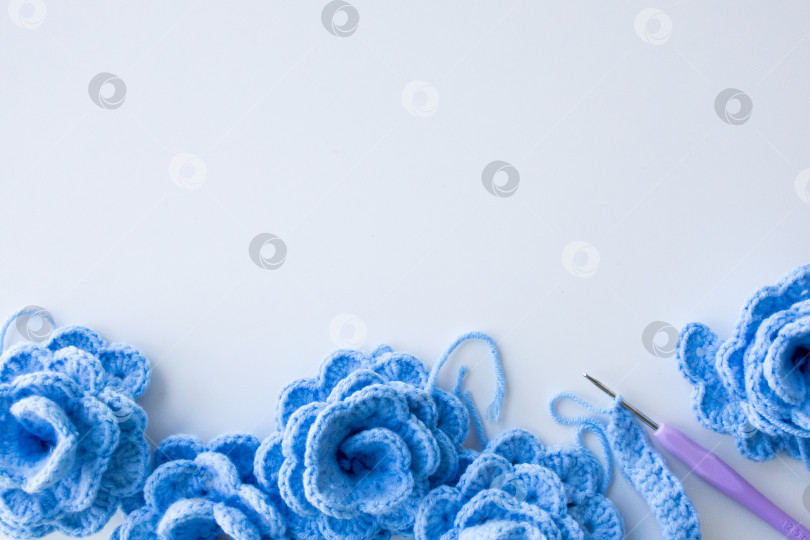 Скачать Синие цветы ручной работы, связанные крючком фиолетовым крючком на белом фоне фотосток Ozero
