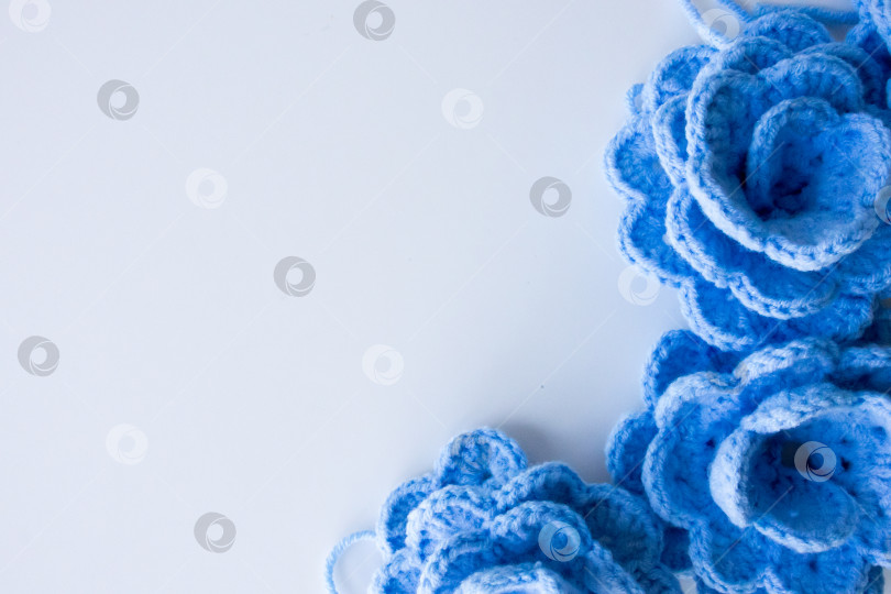 Скачать Синие цветы крючком на белом фоне для рукоделия и домашнего декора фотосток Ozero