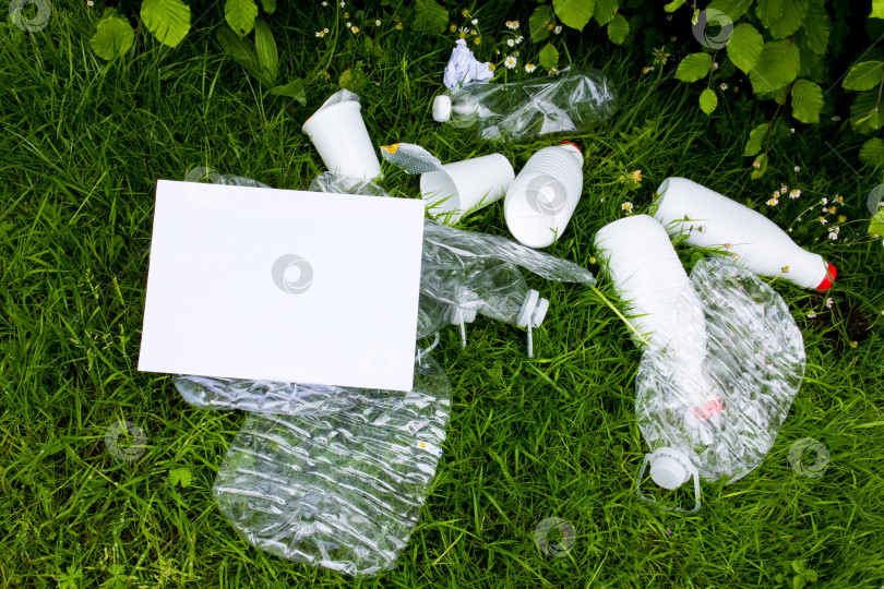 Скачать Пластиковые бутылки и мусор на траве подчеркивают загрязнение окружающей среды фотосток Ozero