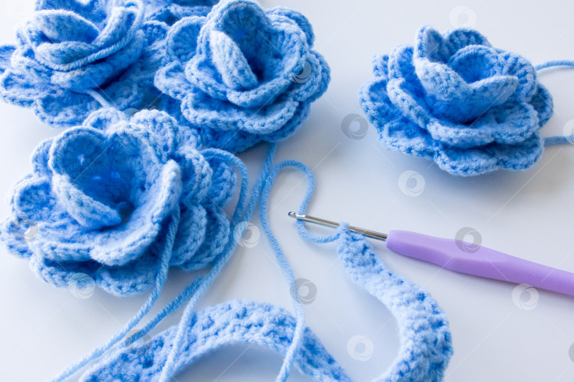 Скачать Вязание голубых цветов крючком из пряжи. Креативная текстильная композиция. фотосток Ozero