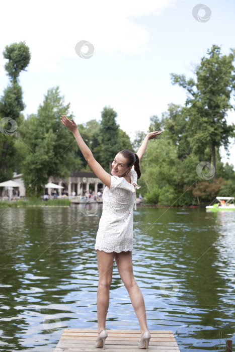 Скачать Молодая женщина в летнем платье фотосток Ozero