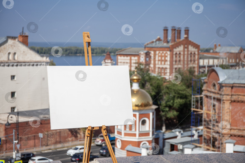 Скачать Чистый белый холст на штативе - для городского пейзажа фотосток Ozero