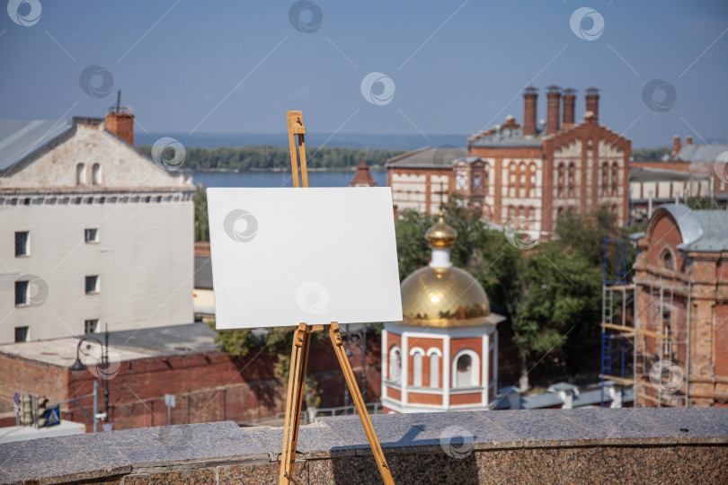 Скачать Чистый белый холст на штативе - для городского пейзажа фотосток Ozero