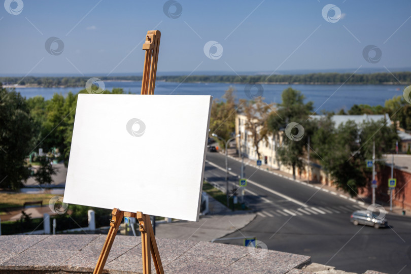Скачать Чистый белый холст на штативе - для городского пейзажа фотосток Ozero