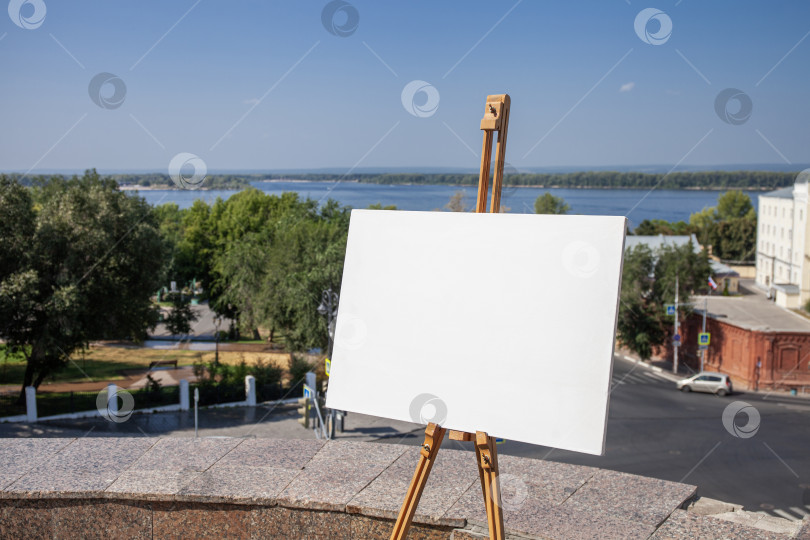 Скачать Чистый белый холст на штативе - для городского пейзажа фотосток Ozero