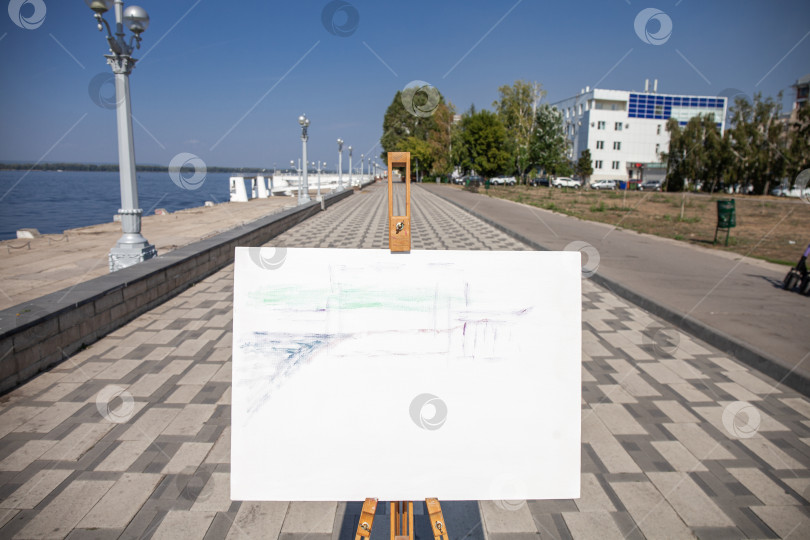 Скачать Чистый белый холст на штативе - для городского пейзажа фотосток Ozero