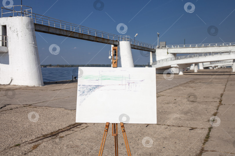 Скачать Чистый белый холст на штативе - для городского пейзажа фотосток Ozero