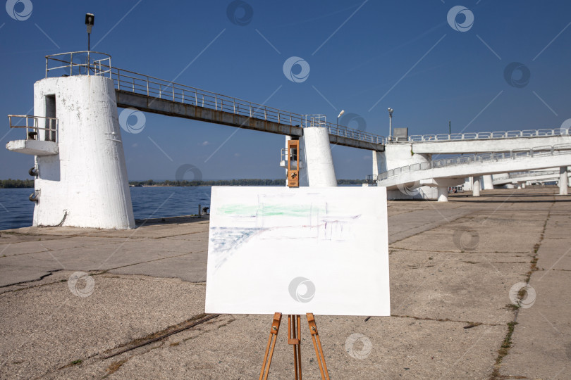 Скачать Чистый белый холст на штативе - для городского пейзажа фотосток Ozero