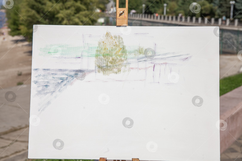 Скачать Художница рисует городской пейзаж в Самаре фотосток Ozero