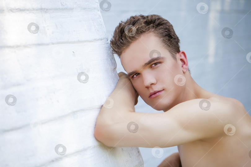 Скачать Мускулистый молодой человек фотосток Ozero
