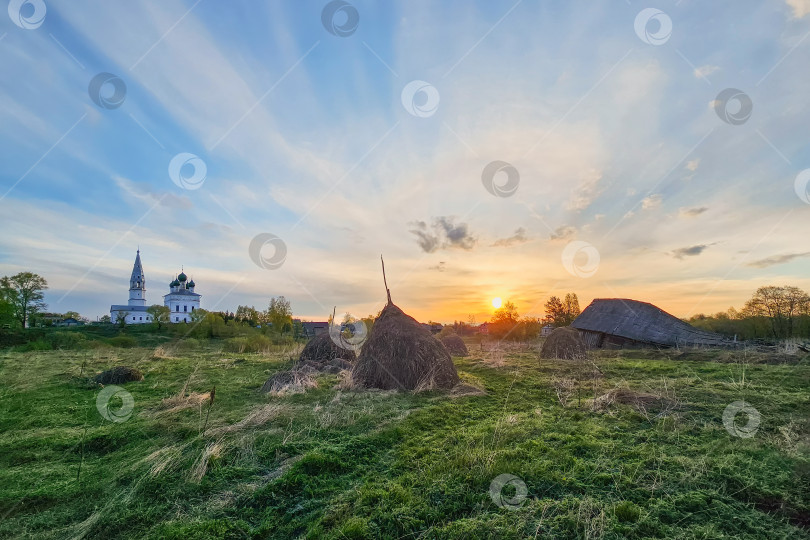 Скачать Деревенский весенний пейзаж на рассвете. фотосток Ozero