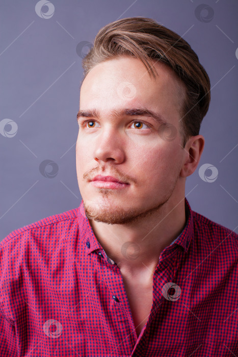 Скачать Студийный портрет молодого человека на темном фоне фотосток Ozero
