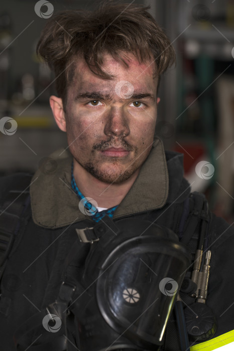 Скачать Портрет молодого пожарного на фоне пожарной машины фотосток Ozero