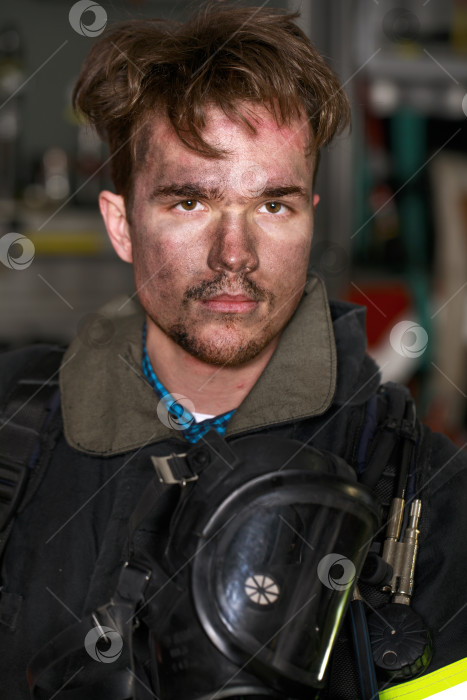 Скачать Портрет молодого пожарного на фоне пожарной машины фотосток Ozero