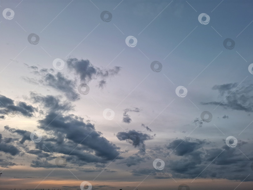 Скачать Вечернее весенне небо над городом фотосток Ozero