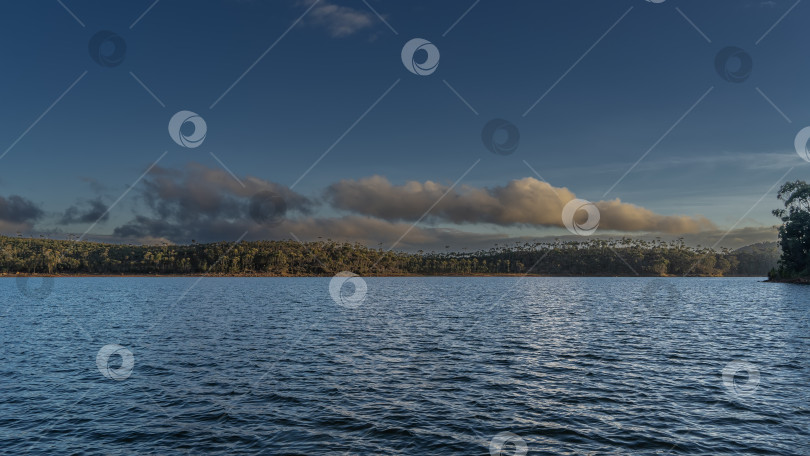 Скачать Красивое спокойное голубое озеро. Рябь на поверхности воды. фотосток Ozero
