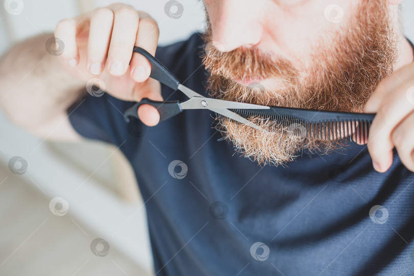 Скачать Мужчина сам подстригает усы и бороду у себя дома фотосток Ozero