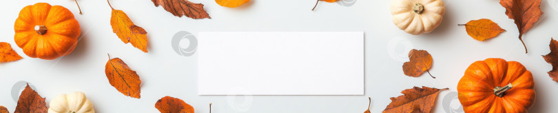 Скачать Осенний тематический макет парящей белой открытки с тыквами и листьями для сезонного дизайна фотосток Ozero