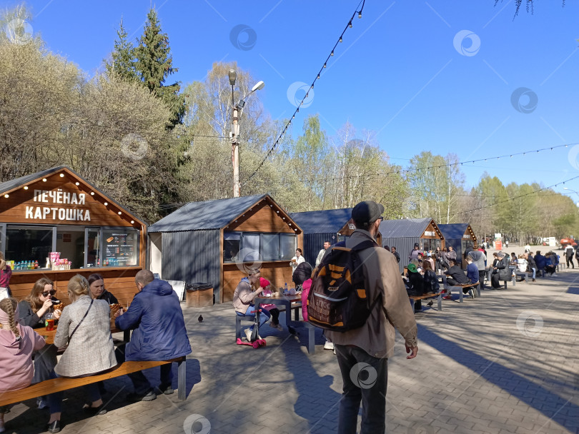 Скачать Аллея закусочных в ЦПКиО фотосток Ozero