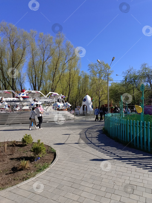 Скачать Аттракционы в парке Маяковского фотосток Ozero