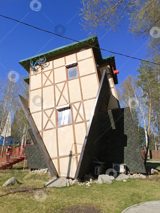 Скачать Дом вверх дном в ЦПКиО фотосток Ozero