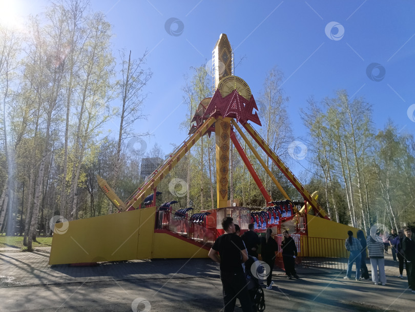 Скачать Аттракционы в парке Маяковского фотосток Ozero