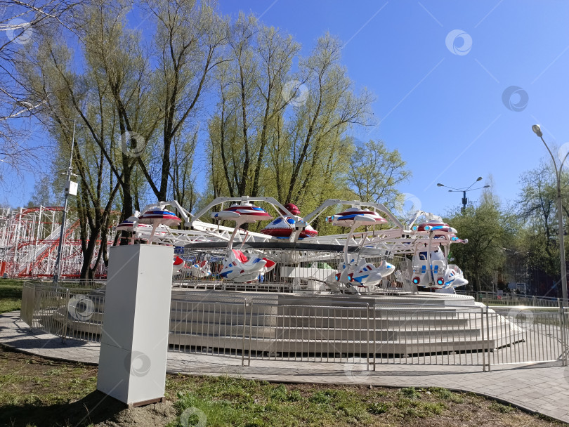 Скачать Аттракционы в парке Маяковского фотосток Ozero