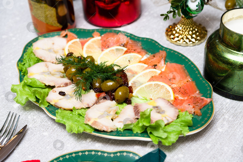 Скачать Праздничное блюдо с рыбой, оливками и лимонами. фотосток Ozero
