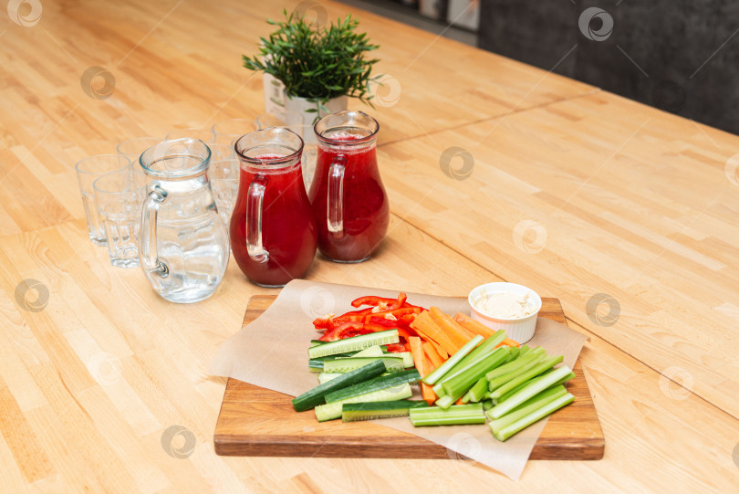 Скачать Палочки из свежих овощей с соусом и соком. фотосток Ozero