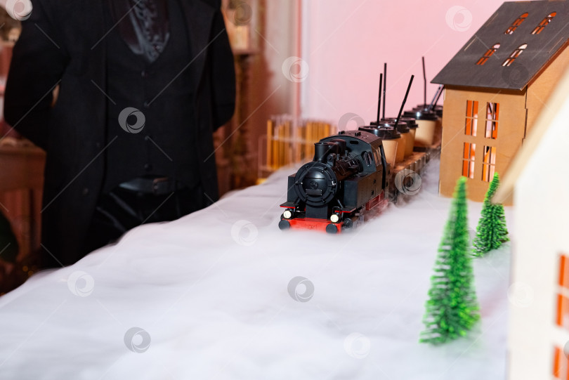 Скачать Миниатюрный поезд, обслуживающий напитки на мероприятии. фотосток Ozero