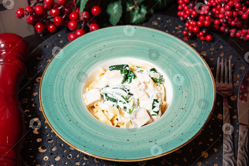 Скачать Паста тальятелле из курицы со сливками и шпинатом. фотосток Ozero