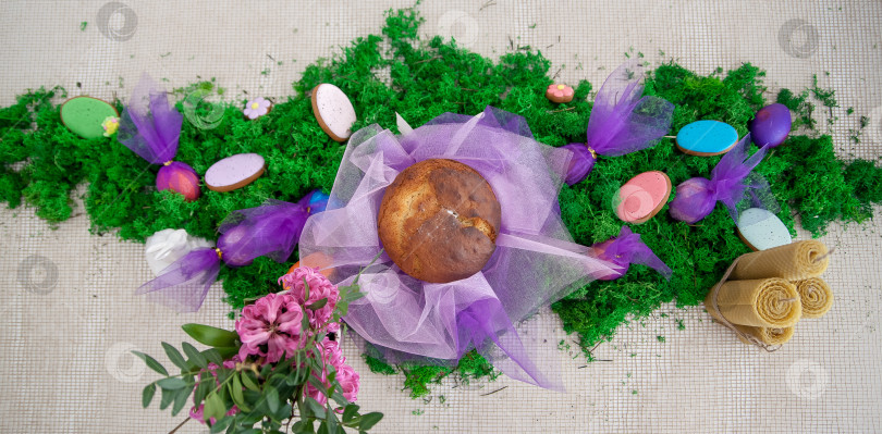 Скачать Праздничная весенняя сервировка стола, яйца, пасхальный кулич, веточки вербы в вазе. Концепция пасхального семейного ужина или завтрака фотосток Ozero
