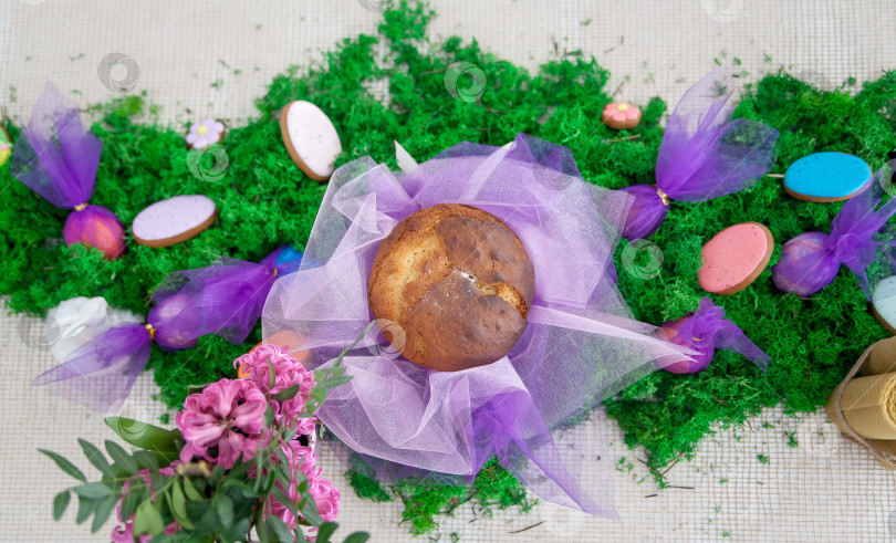 Скачать Праздничная весенняя сервировка стола, яйца, пасхальный кулич, веточки вербы в вазе. Концепция пасхального семейного ужина или завтрака фотосток Ozero