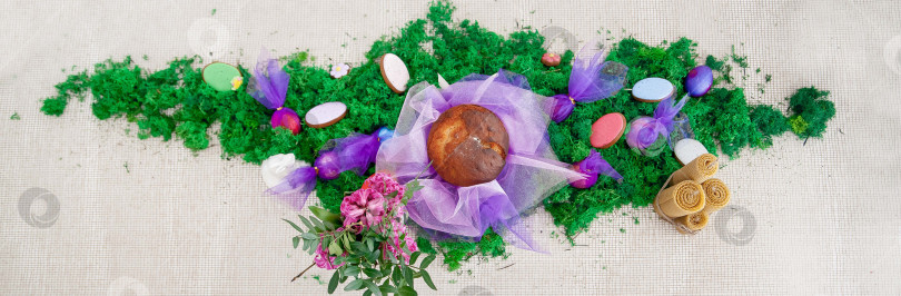 Скачать Праздничная весенняя сервировка стола, яйца, пасхальный кулич, веточки вербы в вазе. Концепция пасхального семейного ужина или завтрака фотосток Ozero