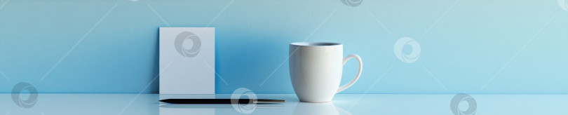 Скачать Минималистская концепция подарка на день отца с кружкой и открыткой на синем фоне фотосток Ozero