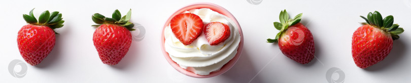 Скачать Ультрареалистичный элегантный десерт со свежей клубникой и сливками в высоком качестве фотосток Ozero