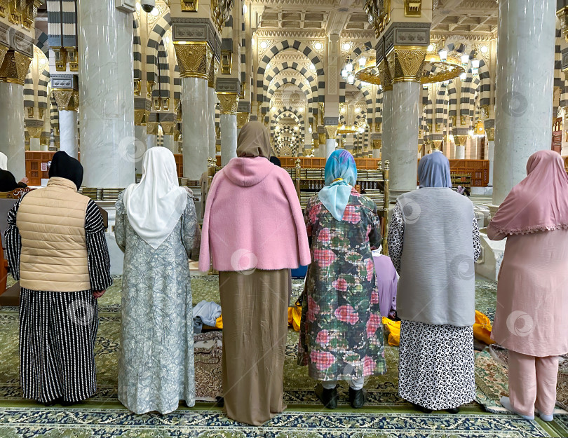 Скачать Белые женщины-паломницы во время вечерней молитвы в мечети Пророка (мир ему и благословение). Медина, Саудовская Аравия, 1 декабря 2024 года фотосток Ozero