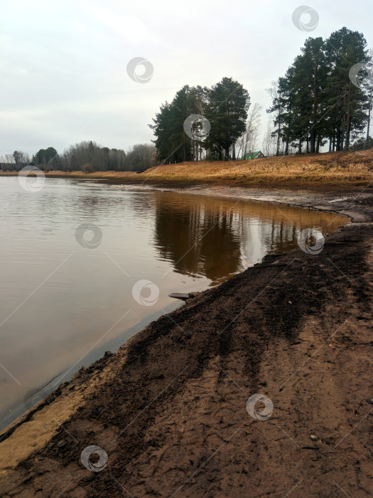 Скачать Озеро осенью тихо отражает пастельные краски неба. фотосток Ozero