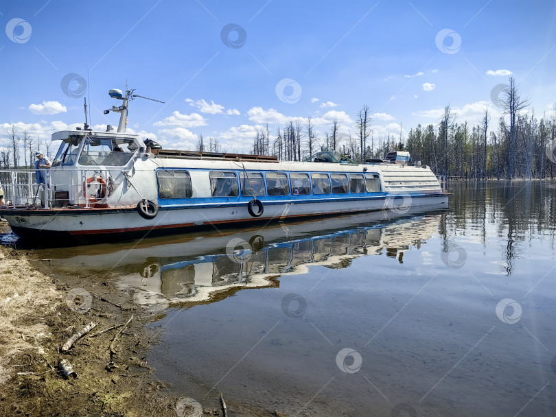 Скачать Теплоход "Заря" фотосток Ozero