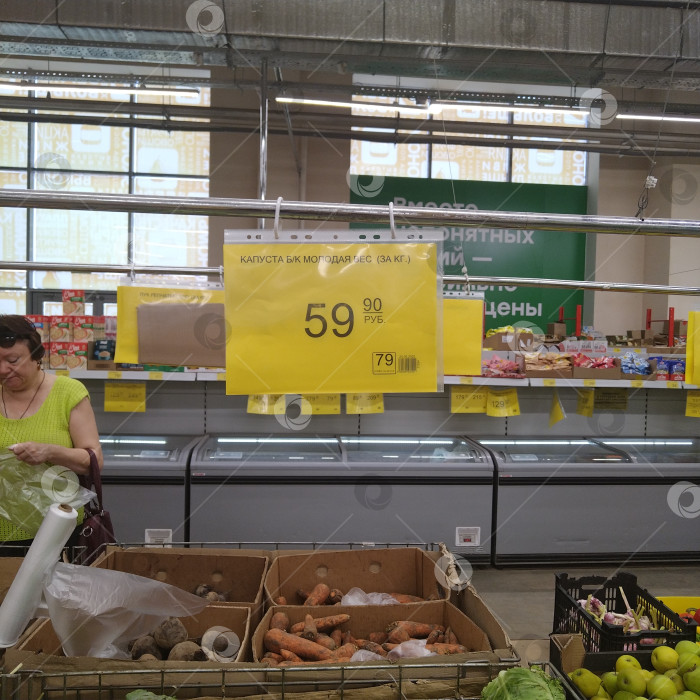 Скачать Отдел молодой капусты в магазине "Победа". фотосток Ozero