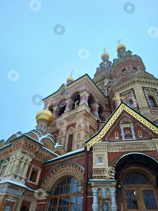 Скачать Собор святых апостолов Петра и Павла на фоне неба, Петергоф, Санкт-Петербург, Россия фотосток Ozero