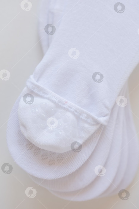 Скачать Белые короткие носочки на белом фоне. крупный план фотосток Ozero