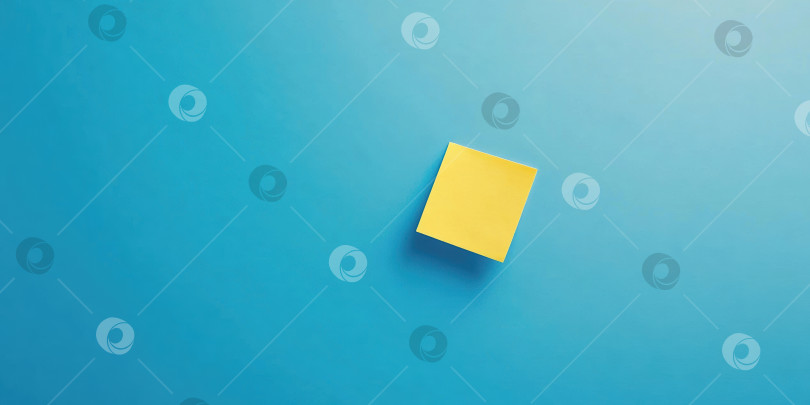 Скачать Минималистичная композиция сверху вниз из пустых желтых стикеров на синем фоне для офисного дизайна фотосток Ozero