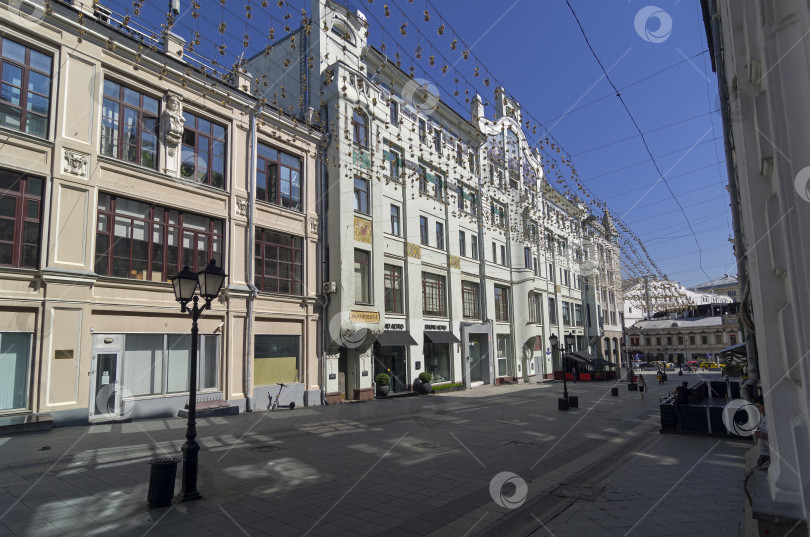 Скачать Старый многоквартирный дом в центре Москвы. фотосток Ozero
