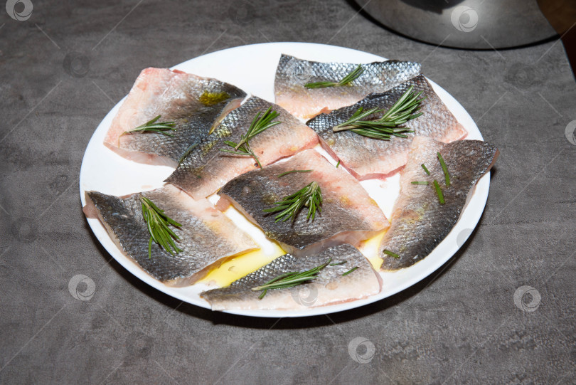 Скачать Филе сырой рыбы с розмарином и оливковым маслом. фотосток Ozero