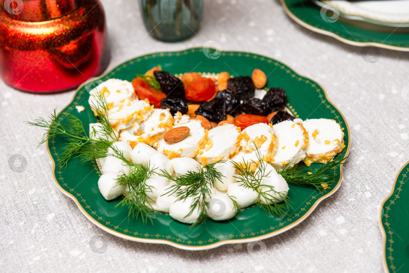 Скачать Праздничное сырное ассорти с сухофруктами и орехами. фотосток Ozero