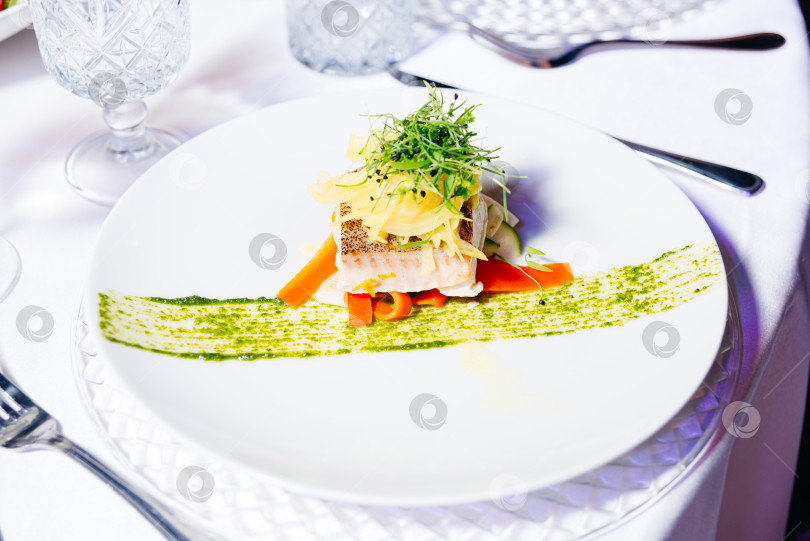 Скачать Филе белой рыбы, посыпанное овощами и зеленью. фотосток Ozero