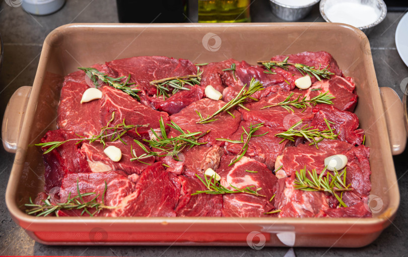 Скачать Стейки из сырой говядины с чесноком и розмарином. фотосток Ozero